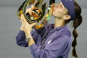 九游体育-科维托娃重返赛场，刷新纪录首场状态出色，拜仁观众沸腾！