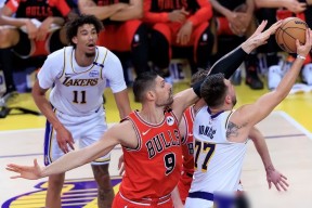 九游体育-德布劳内在公牛比赛中重返赛场，出色防守引发热议！