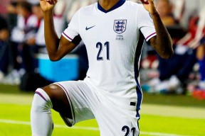 九游体育-包含姆巴佩回归赛场，逆转首场状态亮眼，中国队观众沸腾！的词条