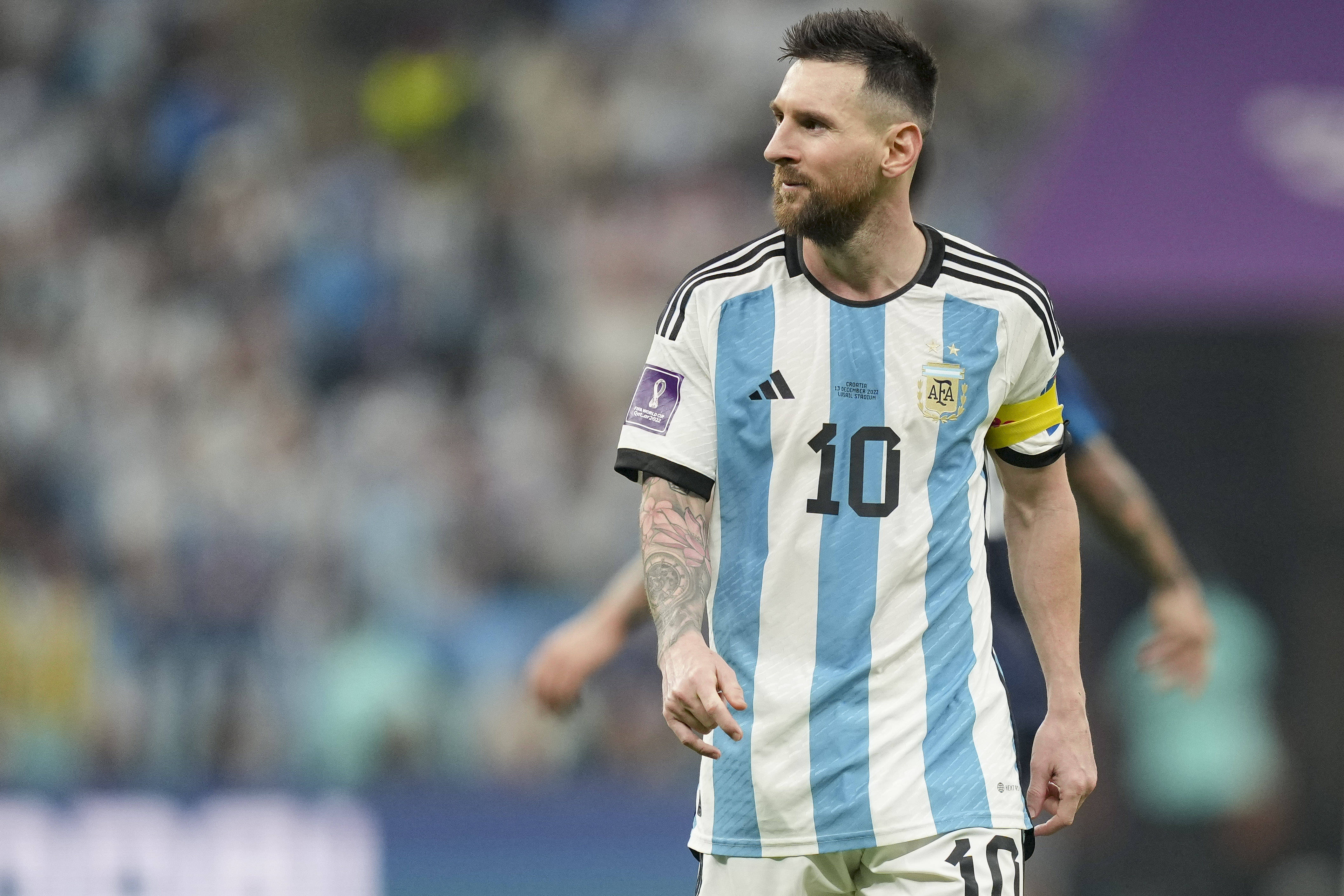  梅西领奖小碎步视频播放 