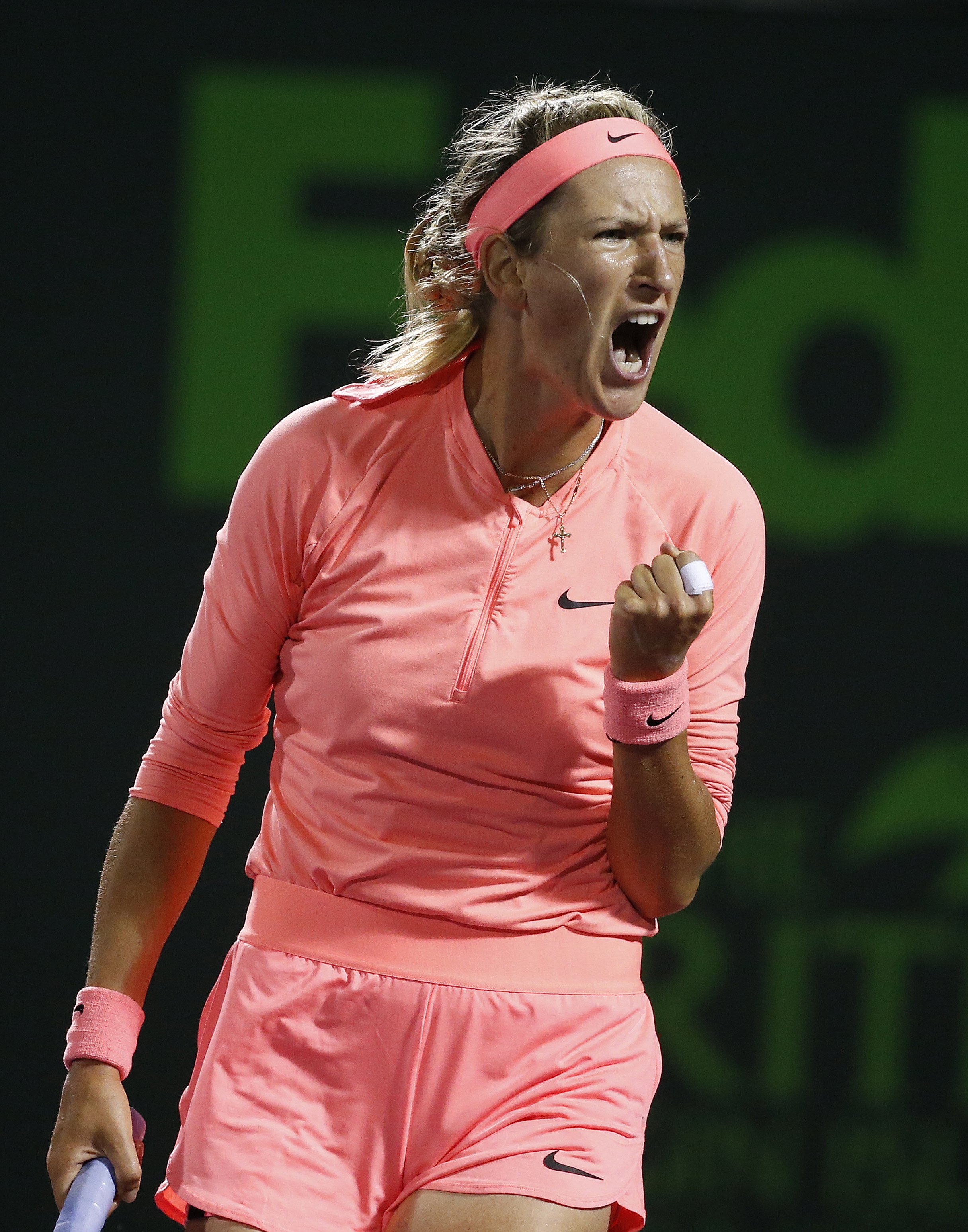 包含阿扎伦卡回归赛场，绝杀首场状态亮眼，SKT观众沸腾！的词条