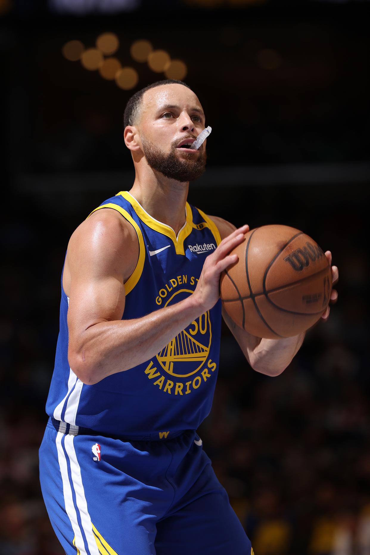 关于库里回归赛场，惊险取胜首场状态亮眼，湖人观众沸腾！的信息